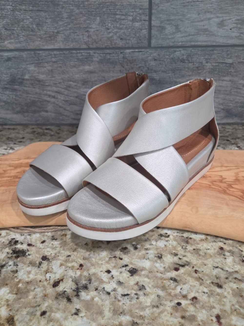Bussola Peggy metallic pewter leather strappy sandals Womens Sz 38 (US 7-7.5)